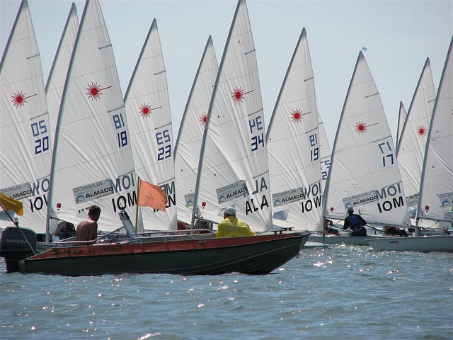 varios barcos de vela en el mar